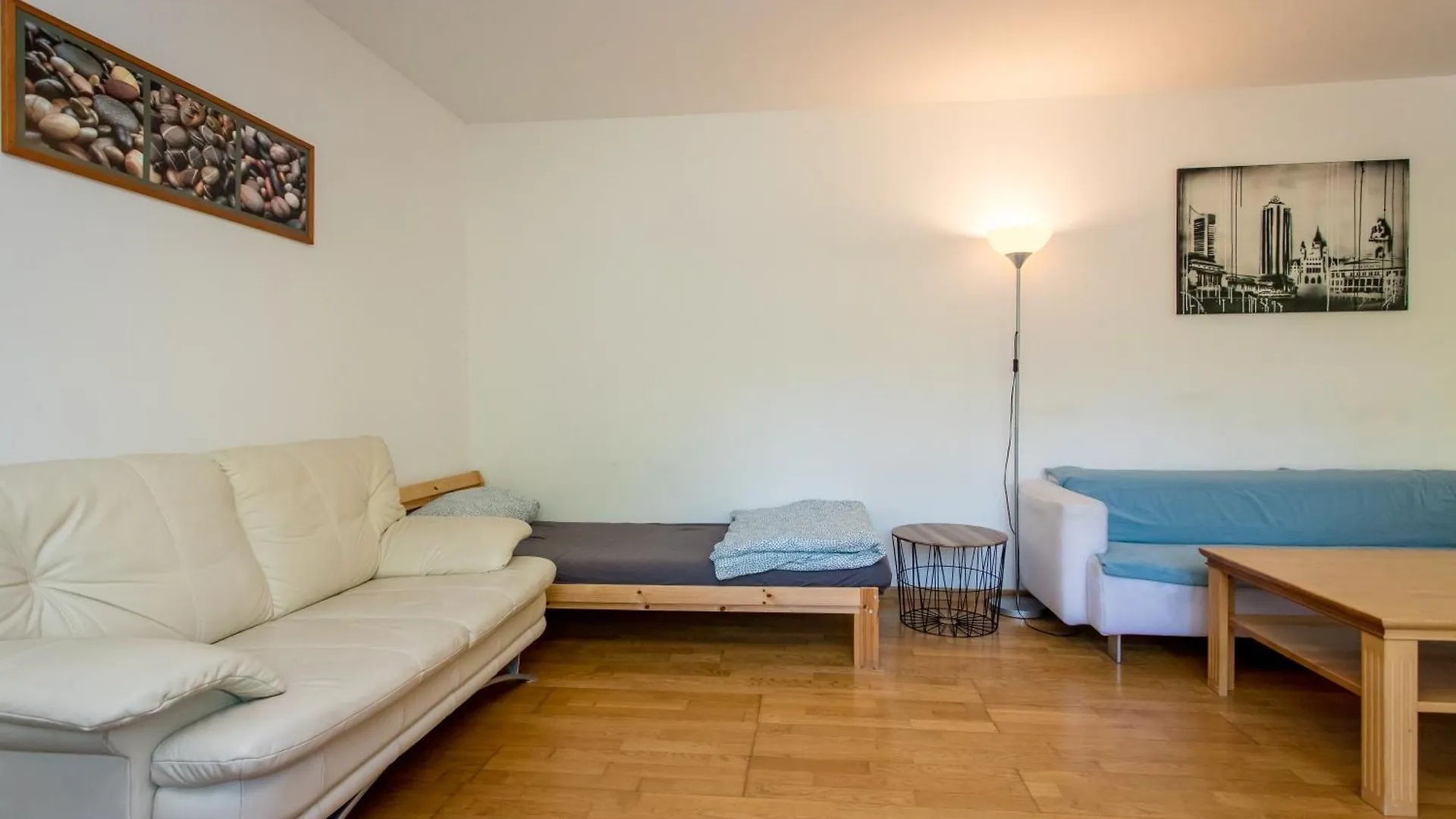Ferienwohnung mit 123qm für 8 Personen mit sehr großem Garten, einfache Innen-Ausstattung Leipzig Apartment